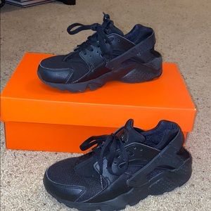 Black Nike Huaraches